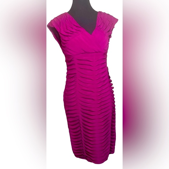 Adrianna Papell Dresses & Skirts - Adrianna Papell Horizontal Pleated Maroon Cocktail Dress Women’s Size 6